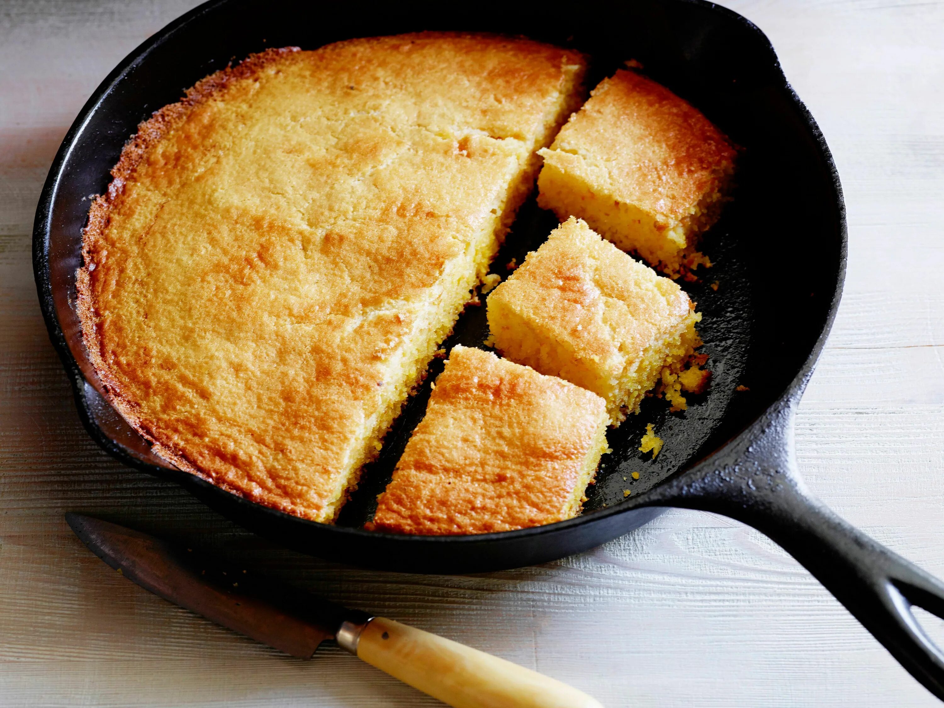 Простые рецепты без духовки с фото Cast Iron Skillet Corn Bread Recipe Food network recipes, Iron skillet cornbread