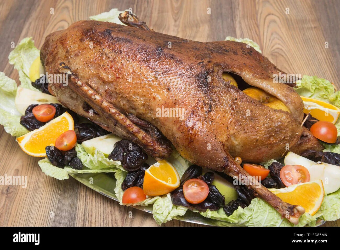 Простые рецепты из гуся с фото goose roasted with apples and prunes on a platter Stock Photo - Alamy