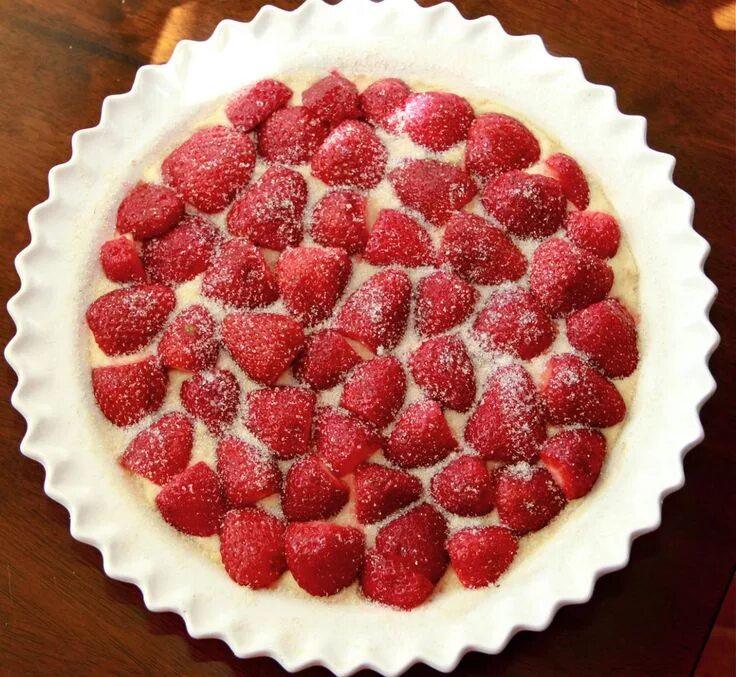 Простые рецепты из клубники с фото Making Strawberry Cake -- lining up the strawberry halves Strawberry cake, Straw