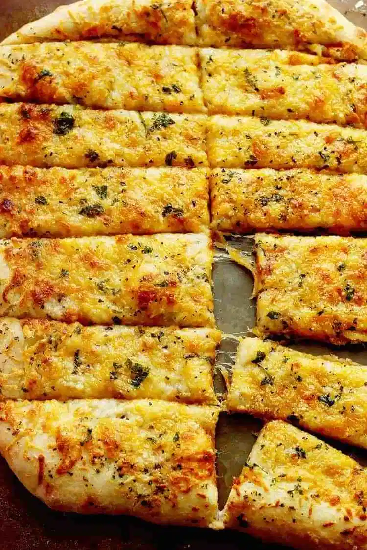 Простые рецепты с сыром и фото Homemade Garlic Cheese Breadsticks Recipe Cheese bread sticks, Garlic cheese, Re