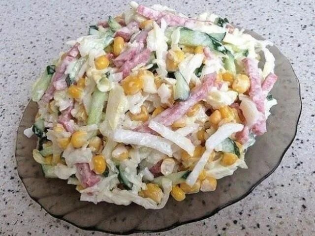 Простые салатики с фото Изумительный салат с капустой, огурцами и копченной колбасой оценят все! Кулинар