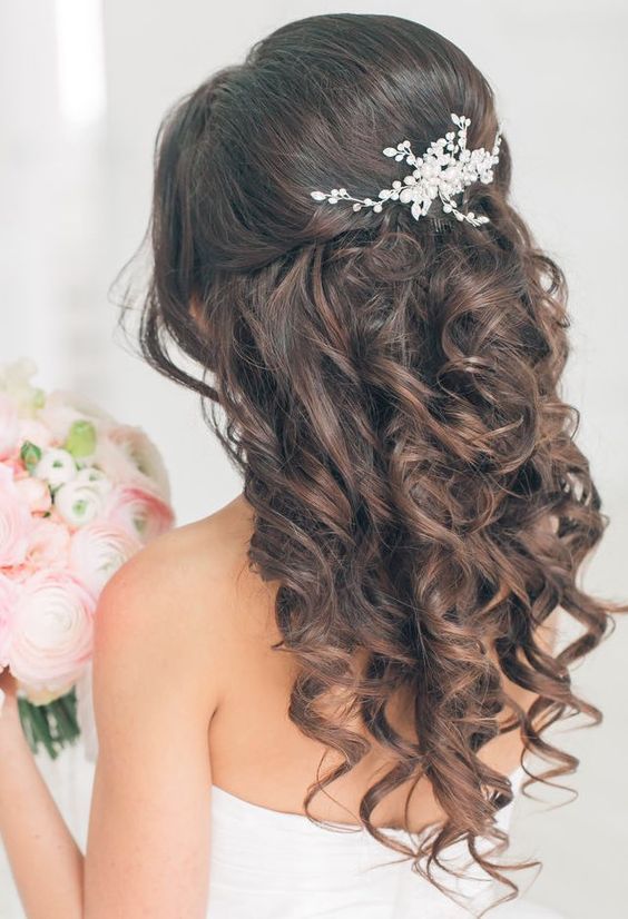 Простые свадебные прически на длинные волосы half up half down hair Quinceanera hairstyles, Long hair styles, Quince hairstyl