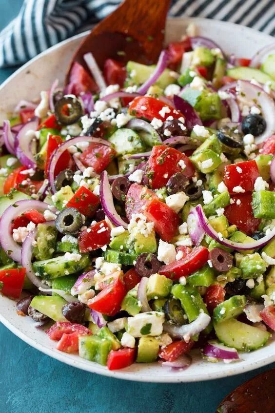 Простые вкусные салаты фото Greek Salad - this is the BEST Greek Salad! So easy to make, it's packed with ve