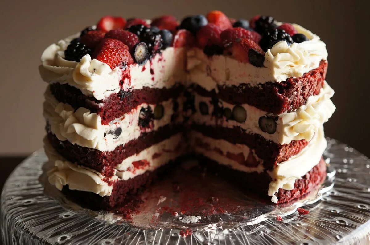 Простые вкусные торты фото Summer Velvet: Red Velvet Cake with Berries and Vanilla Bean Buttercream Gâteau 