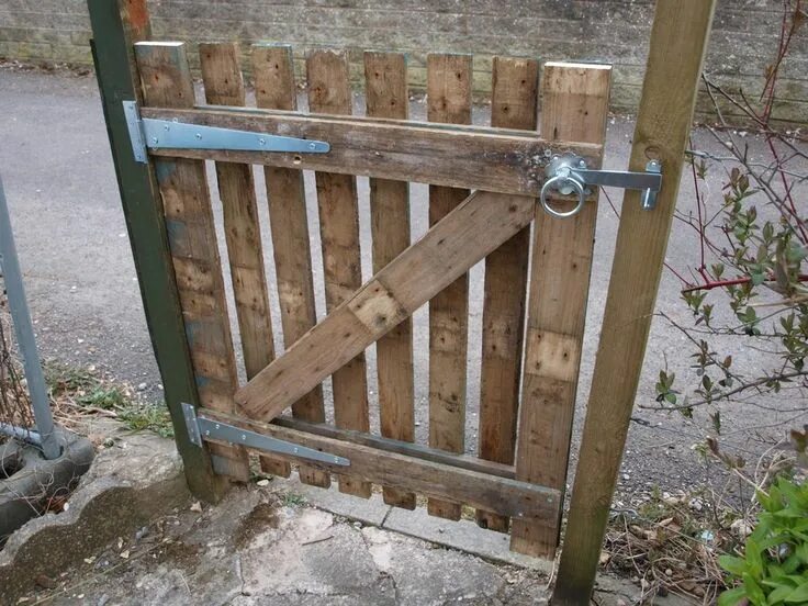 Простые ворота для дачи своими руками A Simple Pallet Gate Pallet gate, Pallets garden, Pallet fence