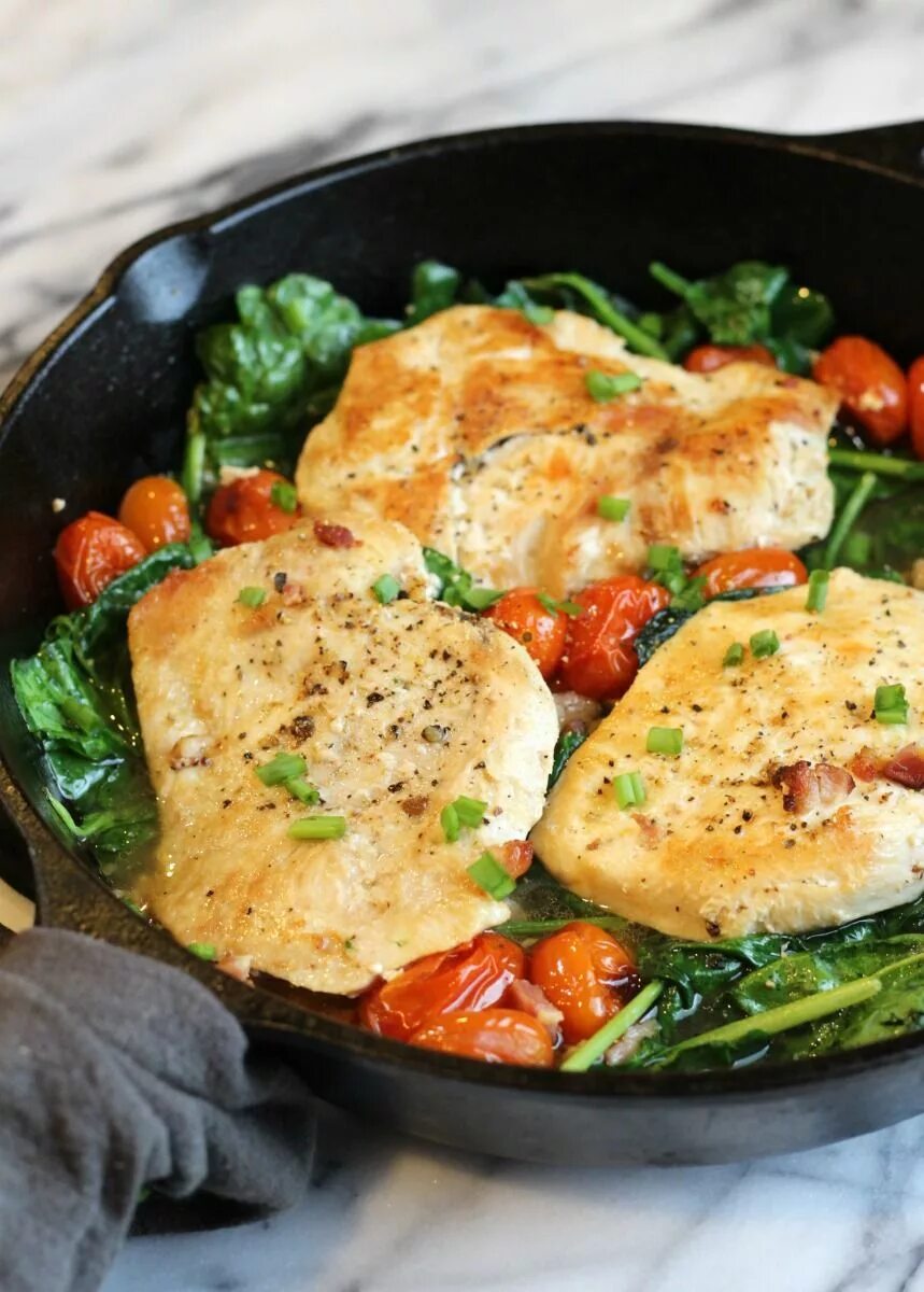 Простые вторые блюда фото Chicken Spinach Pancetta (Paleo); easy chicken cook on a bed of garlic and pance