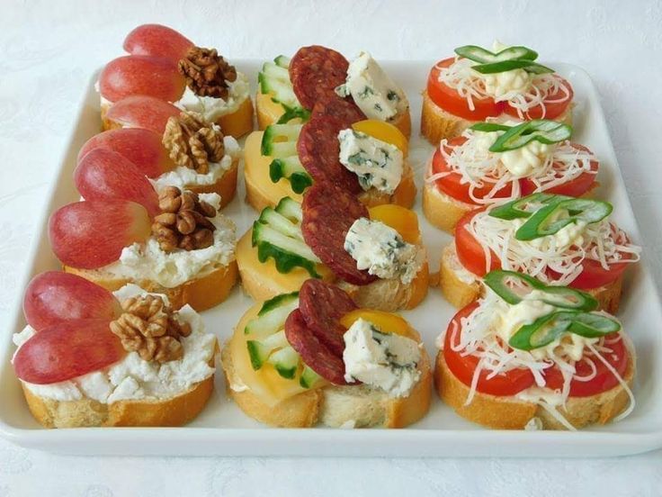 Простые закуски фото Pin on aperitive festive Buffet food, Yummy food, Party food appetizers