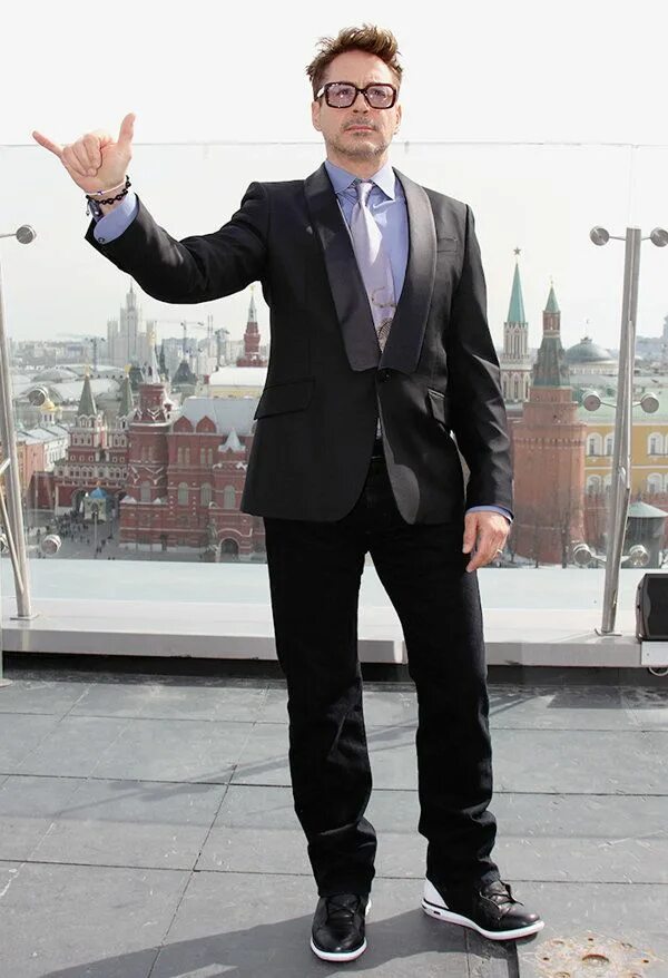 Просят фото в полный рост Robert Downey, Jr.'s Stylish 'Iron Man 3' Fashion Statements Robert downey jr ir