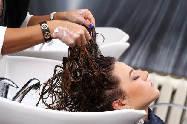 Процедуры для волос фото Free Photo Woman on hairdresser salon Hairdresser, Hairdresser salon, Wet look h