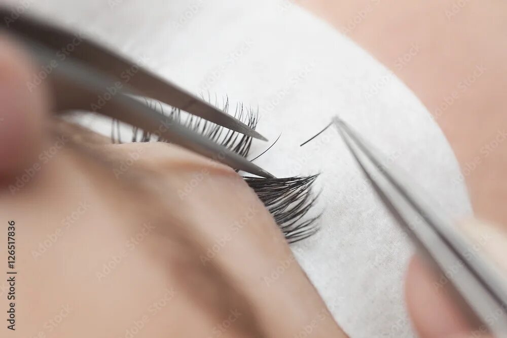 Процесс наращивания ресниц фото Traditional eyelash extensions. Selective focus. Toned. Makeup close-up. Фотогра