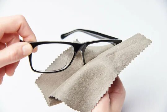 Протирают очки фото Cleaning Eyeglasses Изображения: просматривайте стоковые фотографии, векторные и