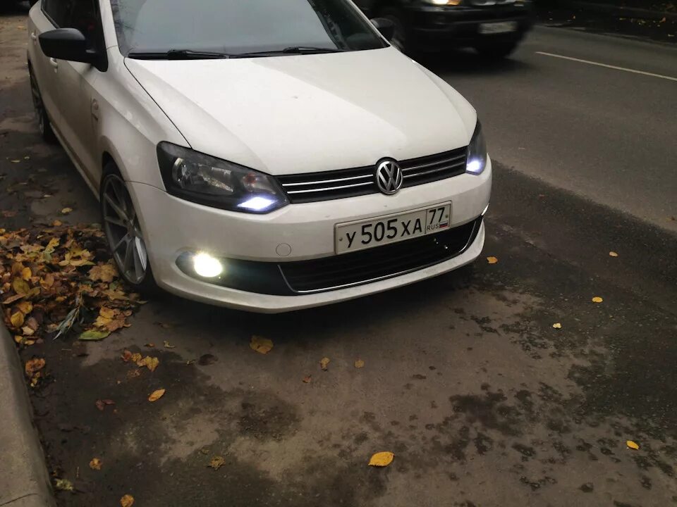 Противотуманки - Volkswagen Polo Sedan, 1,6 л, 2013 года стайлинг DRIVE2