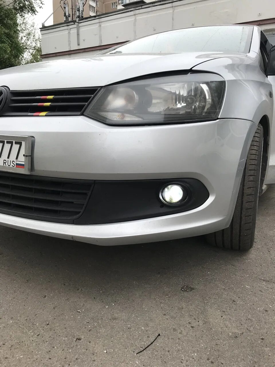 Противотуманные фары поло тюнинг Замена диодных ламп в ПТФ - Volkswagen Polo Sedan, 1,6 л, 2012 года электроника 