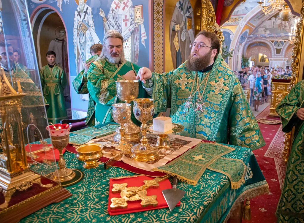 Протодиакон александр пушкарев саратов фото Митрополит Игнатий совершил Божественную литургию в соединении с вечерней в Свят