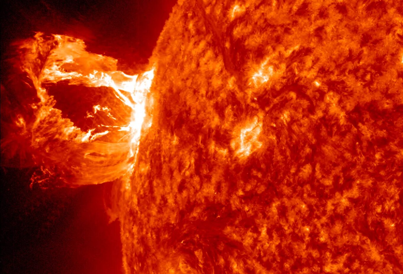 Протуберанцы на солнце фото Researchers explain magnetic field misbehavior in solar flares