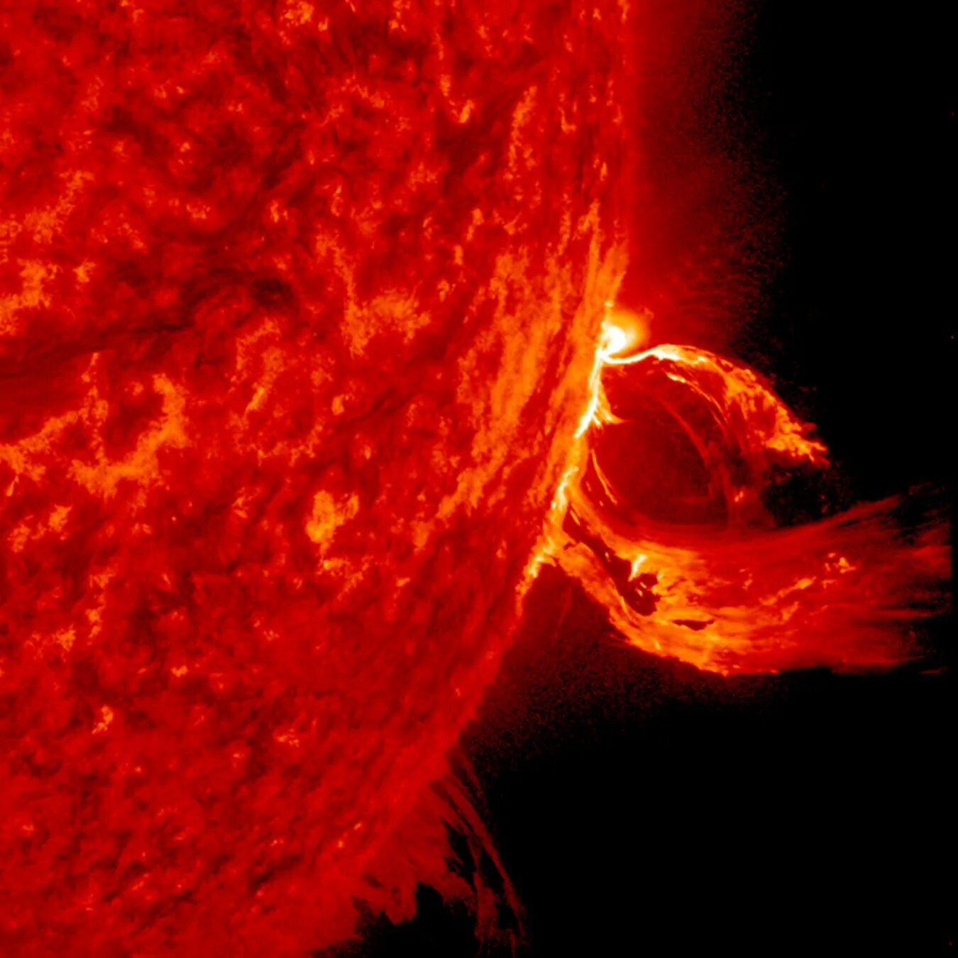 Протуберанцы на солнце фото New Studies Warn of Cataclysmic Solar Superstorms Scientific American