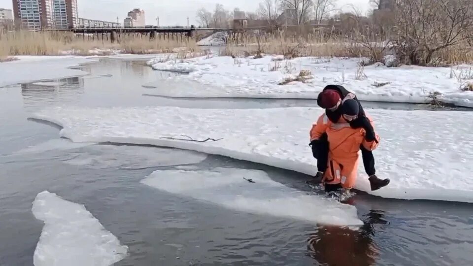 Провалился в реку фото В Челябинске со льдины на реке сняли четверых подростков - KP.RU