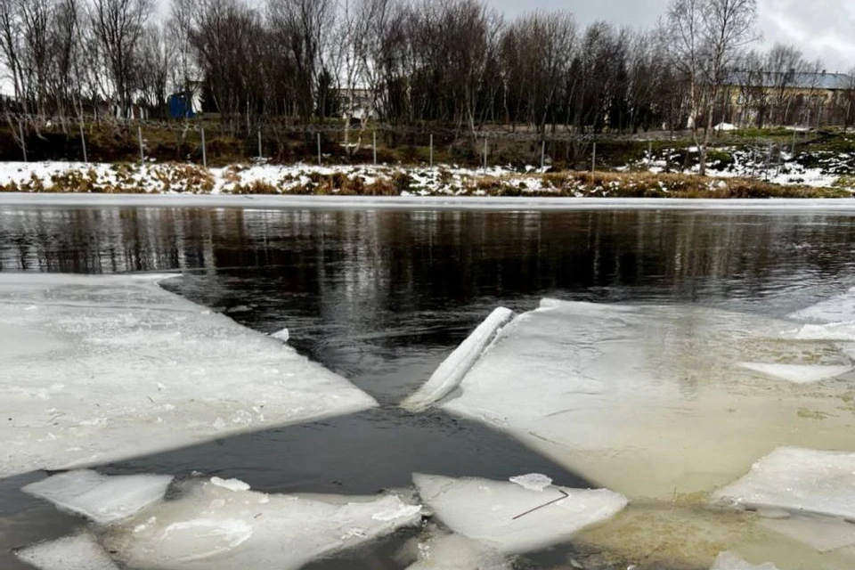 Провалился в реку фото В Мурманской области на реке Средней утонул мужчина - KP.RU