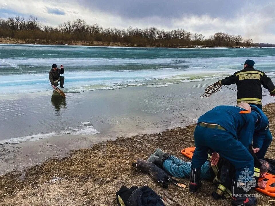 Провалился в реку фото Сельчанин вместе с МЧСниками спасли провалившегося под лёд жителя Омского района