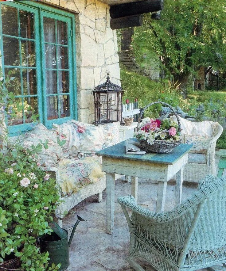 Прованс дача фото Sillones de mimbre para el jardín Shabby chic patio, Shabby chic garden, Outdoor