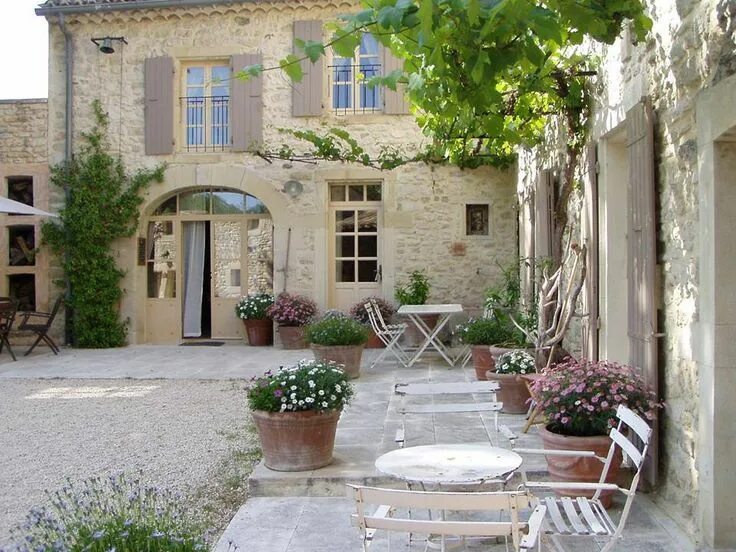 Прованс в частном доме фото how about a courtyard? French country house, French country style, French countr