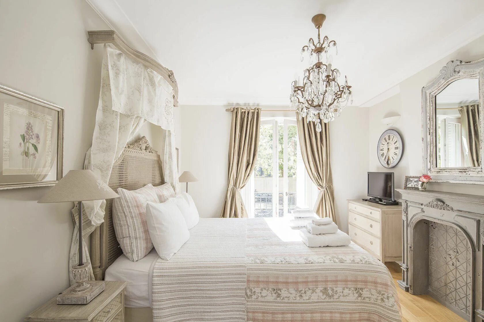 Прованс в интерьере спальни в квартире 7 of our Most Instagrammable Apartments in Paris French country bedrooms, Countr