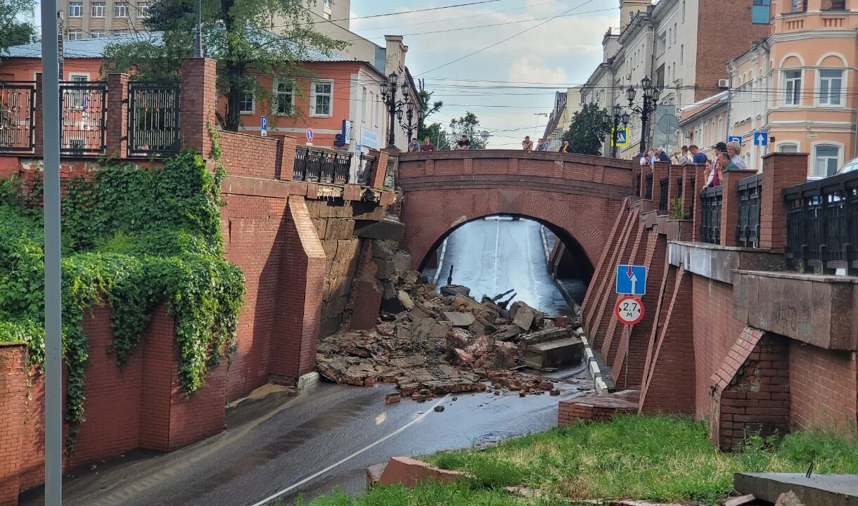 Провинцiя ул каменный мост 5 ростов фото Опубликованы видео и фото последствий обрушения стены Каменного моста в Воронеже