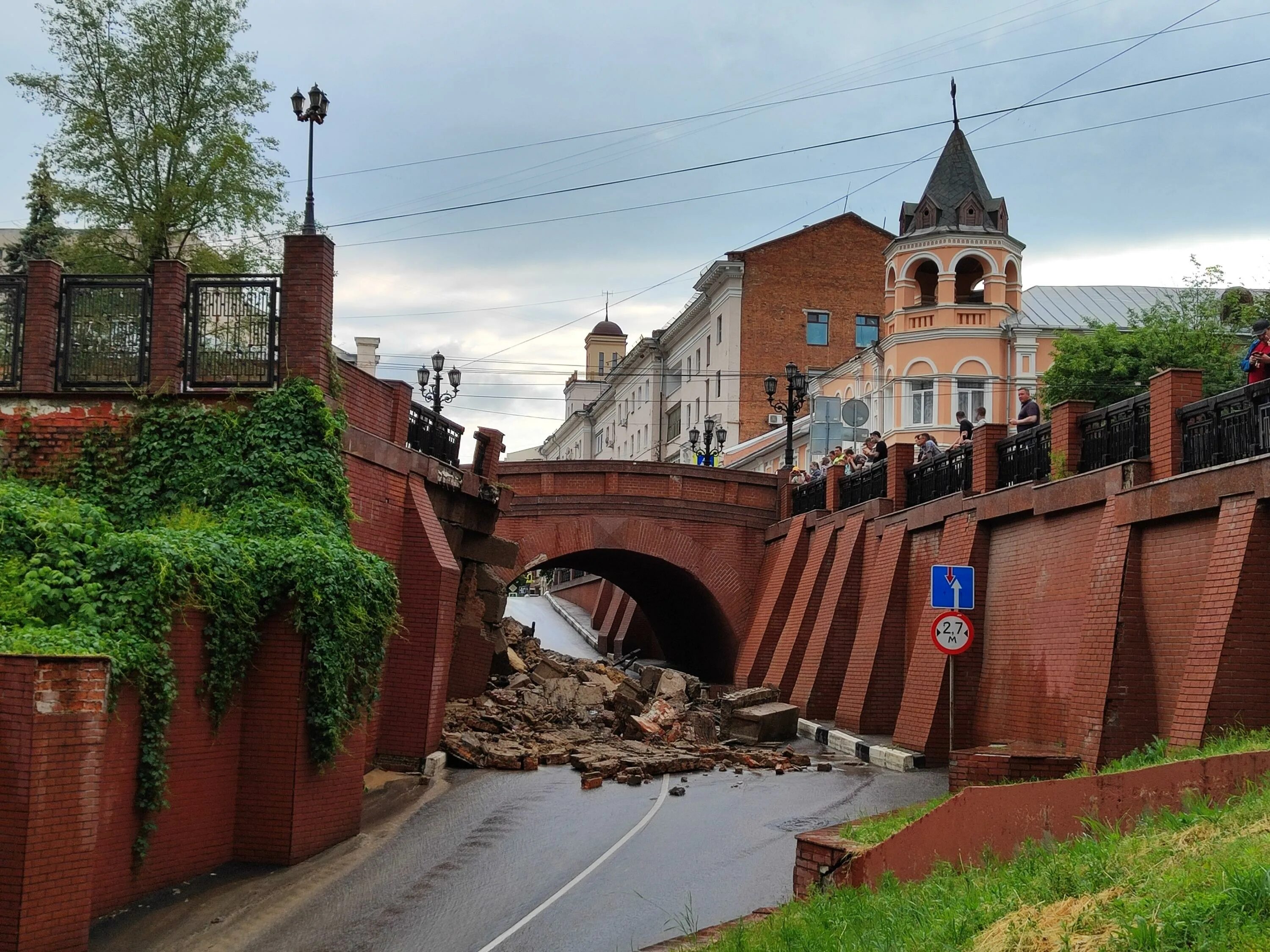 Провинцiя ул каменный мост 5 ростов фото В Воронеже после дождя обрушился Каменный мост