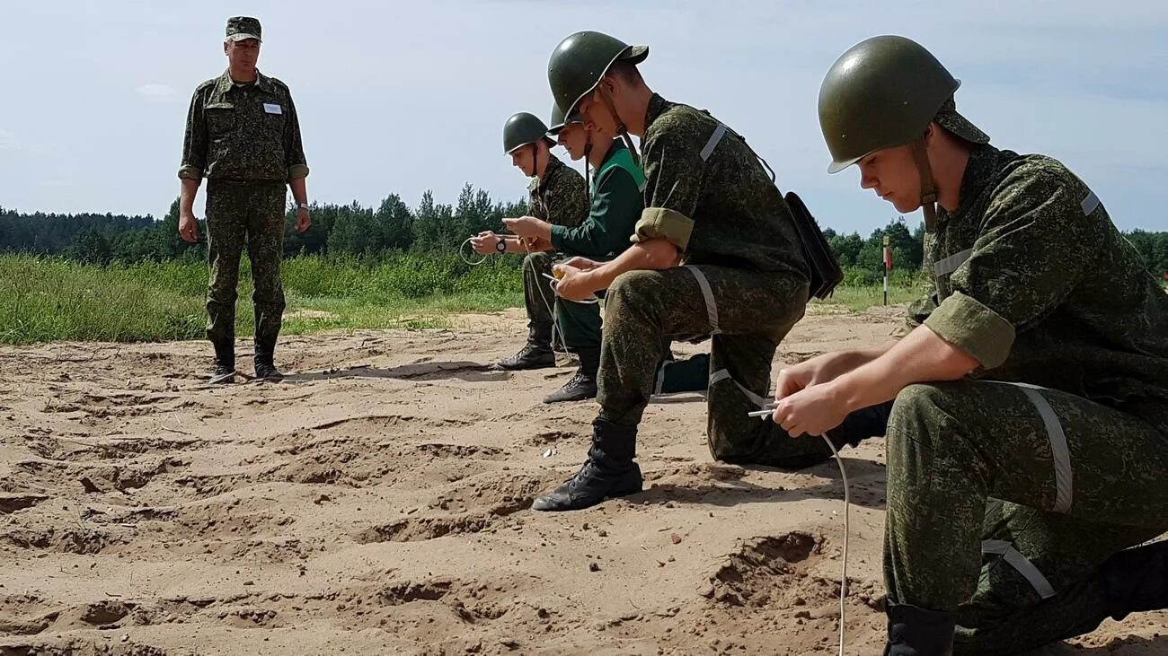 Проводящие агитационные работы с военнослужащими фото Практика курсантов и студентов кафедры "Военно-инженерная подготовка" - Белорусс