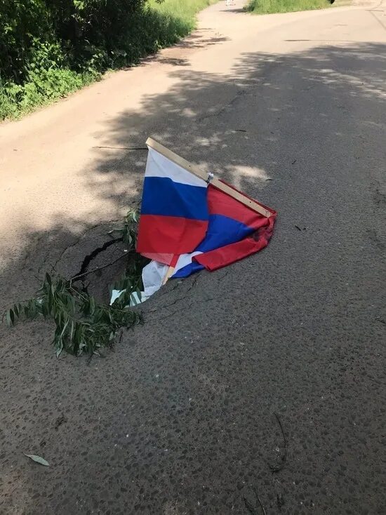 Провокационное фото россии флаг зажигали позор Дороги - главные новости и последние события - страница 799