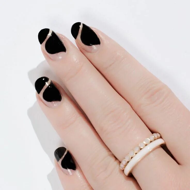 Прозрачные черные ногти маникюр Cassmariebeauty Modern nails, Chic nail art, Modern nail art