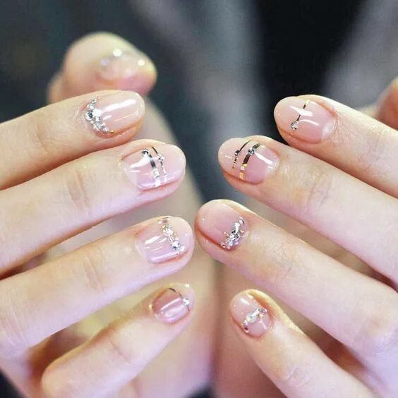 Прозрачные ногти короткие фото Wedding nail art - nude nail and gold modern accents Minimalist nail art, Korean