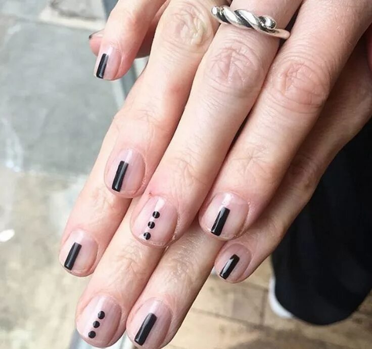 Прозрачный черный маникюр In Search Of Minimalist Nail Art Ideas? Sofia Richie's Manicurist Shows Us How M