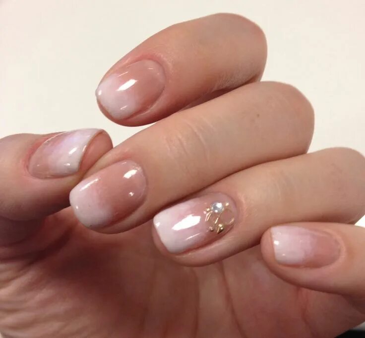 Прозрачный маникюр френч на короткие Gradient French manicure Uñas