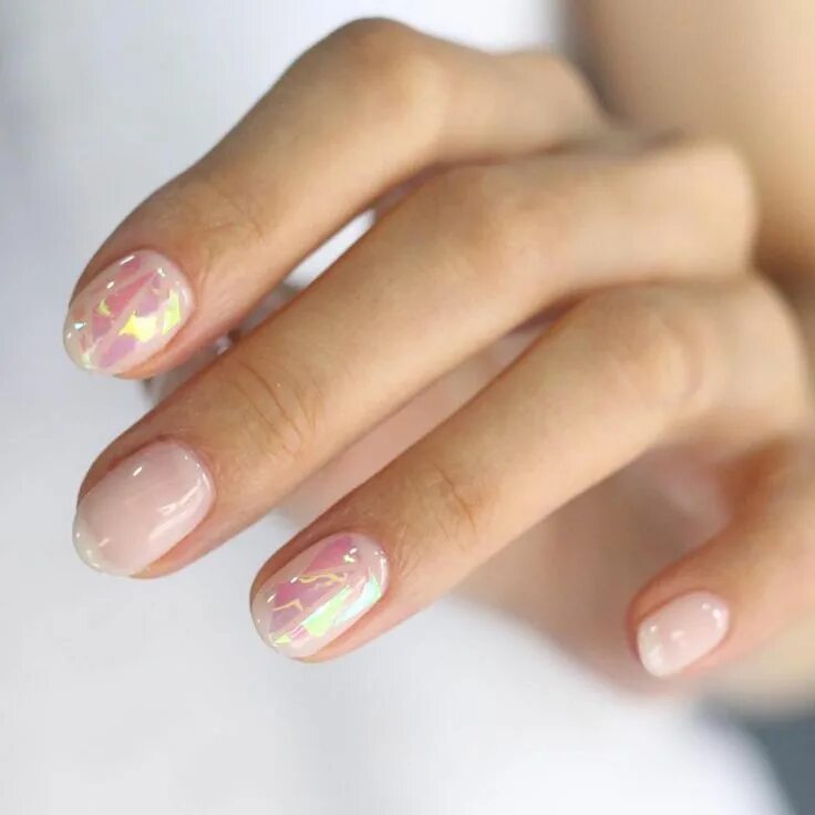 Прозрачный маникюр на короткие ногти This shattered glass manicure is the only thing getting us through Monday. #Mani