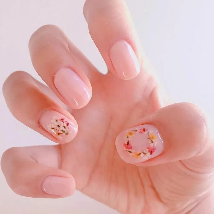 Прозрачный маникюр на короткие ногти с рисунком Flores reales en tus uñas. - Bossa Flower nails, Floral nails, Pretty nails