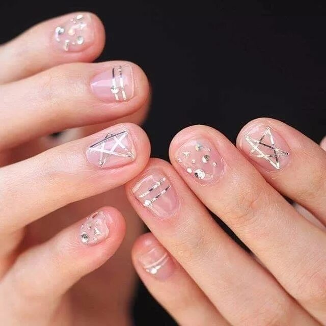 Прозрачный маникюр на короткие ногти с рисунком Pin by Silvia Alcocer on nails Minimalist nail art, Nail art designs, Korean nai