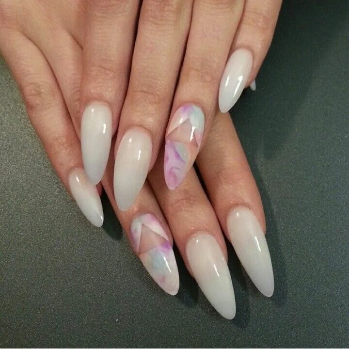 Прозрачный маникюр на миндаль Nail boss Gel nails, Stiletto nails designs, Nails