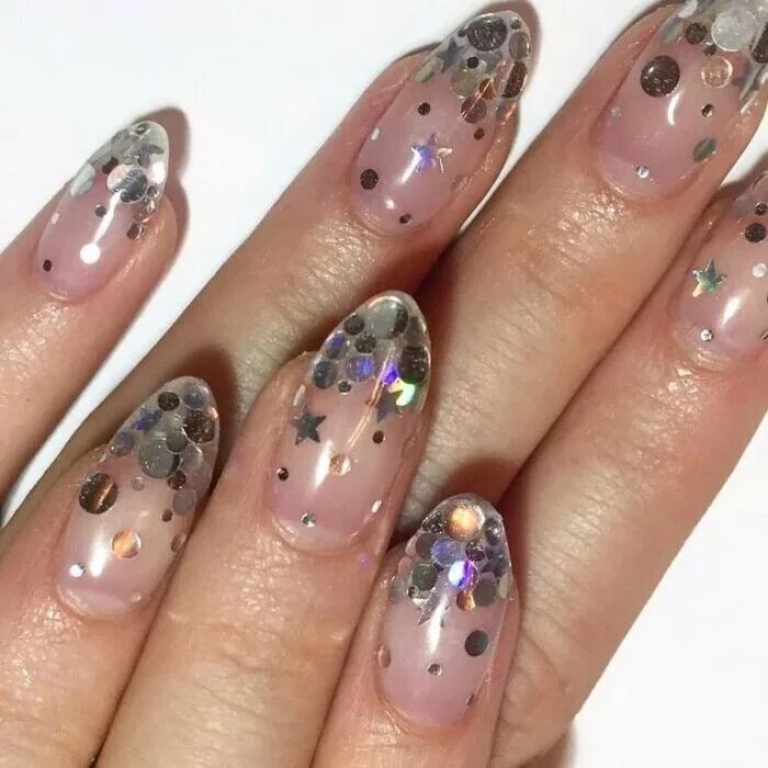 Прозрачный маникюр с дизайном Ponle un poco de brillo a tus uñas 4th of july nails, July nails, Fall nail desi