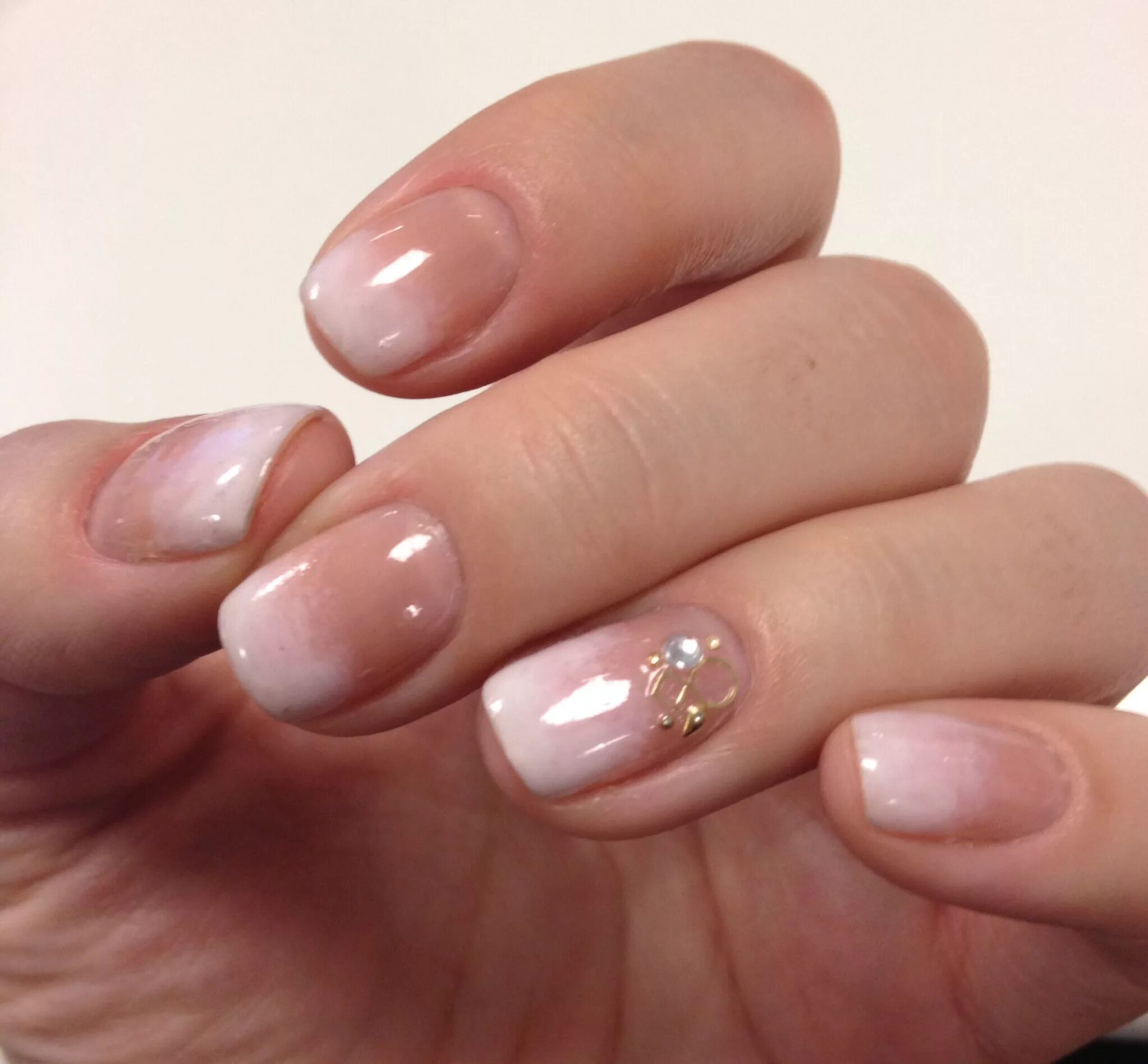 Прозрачный маникюр с дизайном на короткие ногти Gradient French manicure Uñas