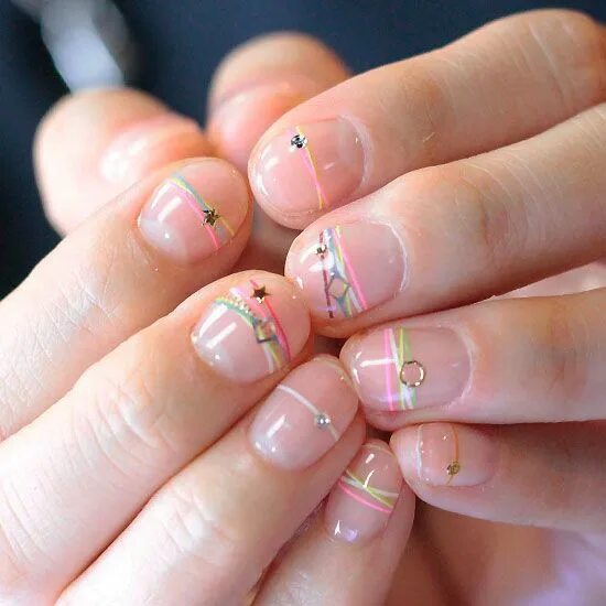 Прозрачный маникюр с рисунком на коротких Tendencias de uñas: 'Bracelet nails' Manicura de uñas, Manicura, Uñas claritas