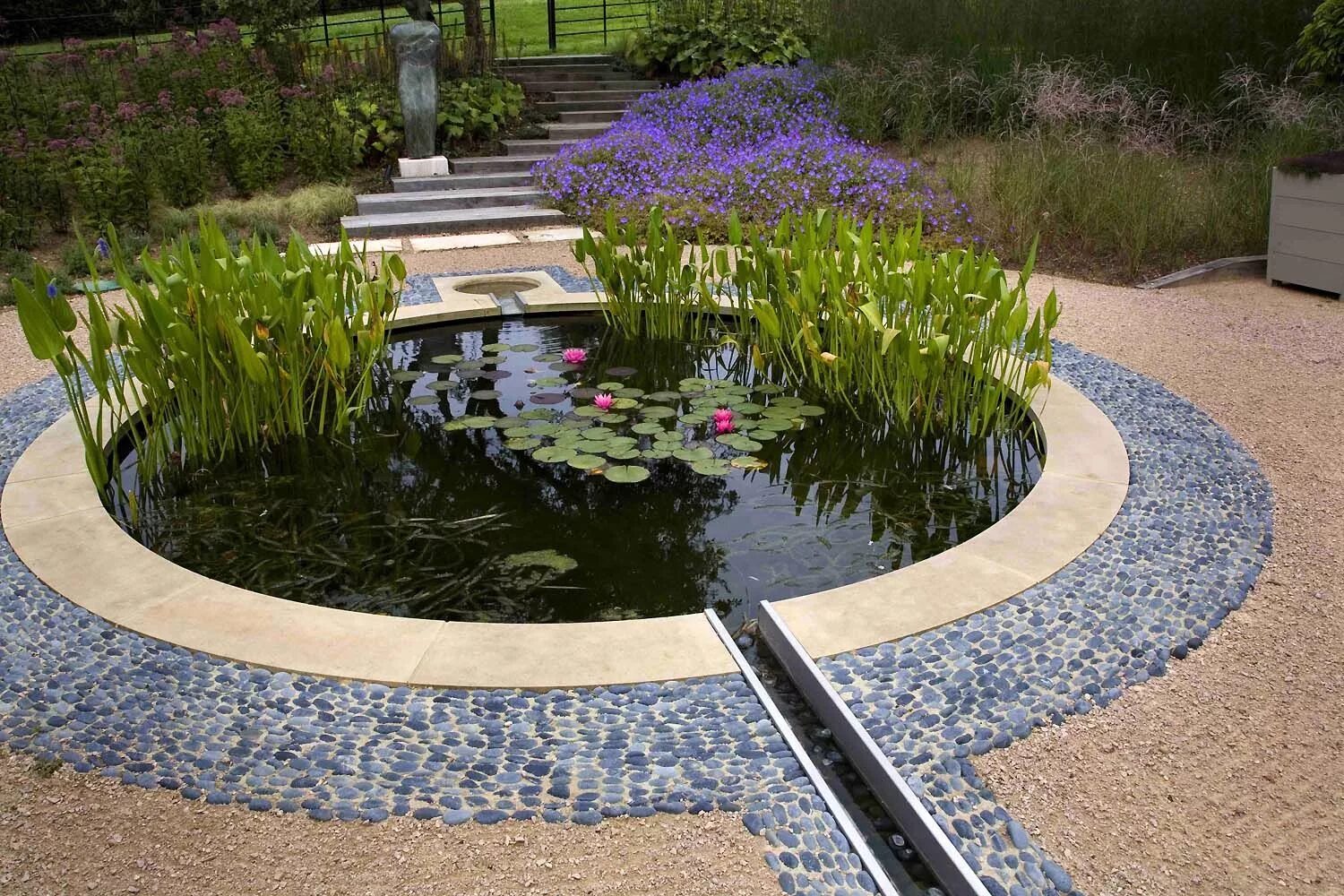 Пруд на даче своими руками ландшафтные идеи Circular pond with clean lines, surrounded by blue-ish river rock and pea gravel