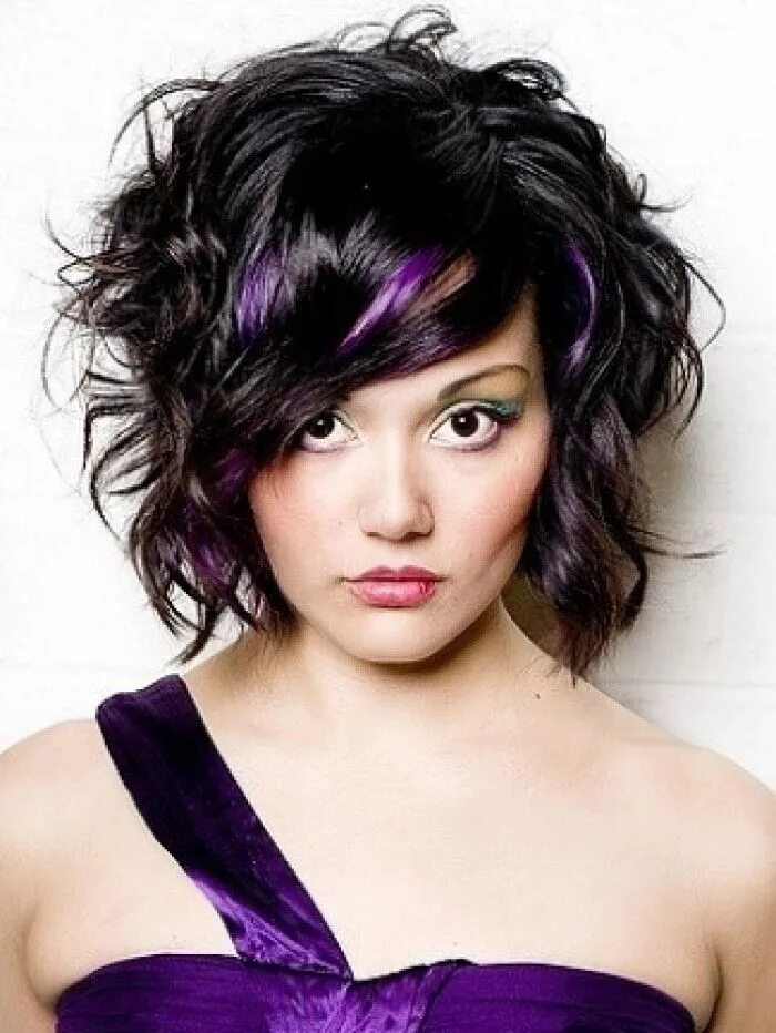 Пряди на короткие темные волосы фото Black Purple Hair Colour Beauty Hair streaks, Curly hair with bangs, Hair color 