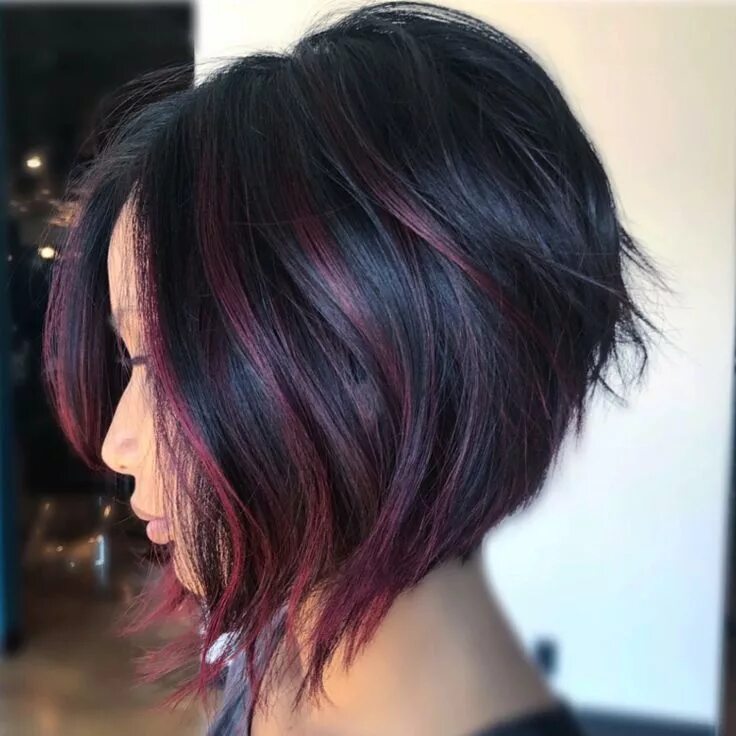 Пряди на короткие темные волосы фото A-Line Bob Haircut - Trendige Bob-Frisur für stilbewusste und extravagante Damen