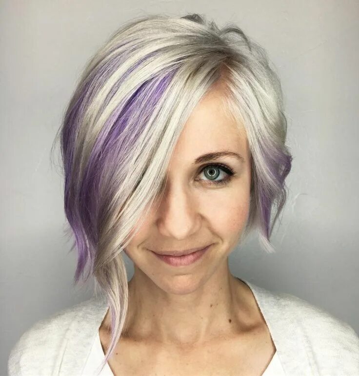 Пряди на светлых коротких волосах фото Platinum Bob With Purple Highlights Asymmetrical bob haircuts, Fine hair, Hair s