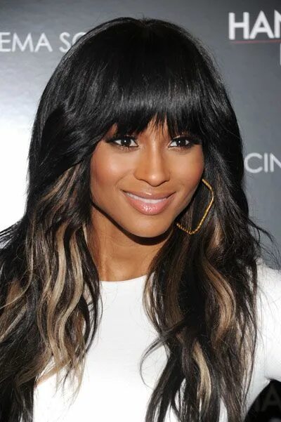 Пряди на темных волосах средней длины фото Morning Obsession: Ciara's Hair Color Streaks Hair color streaks, Ciara hair, Ci