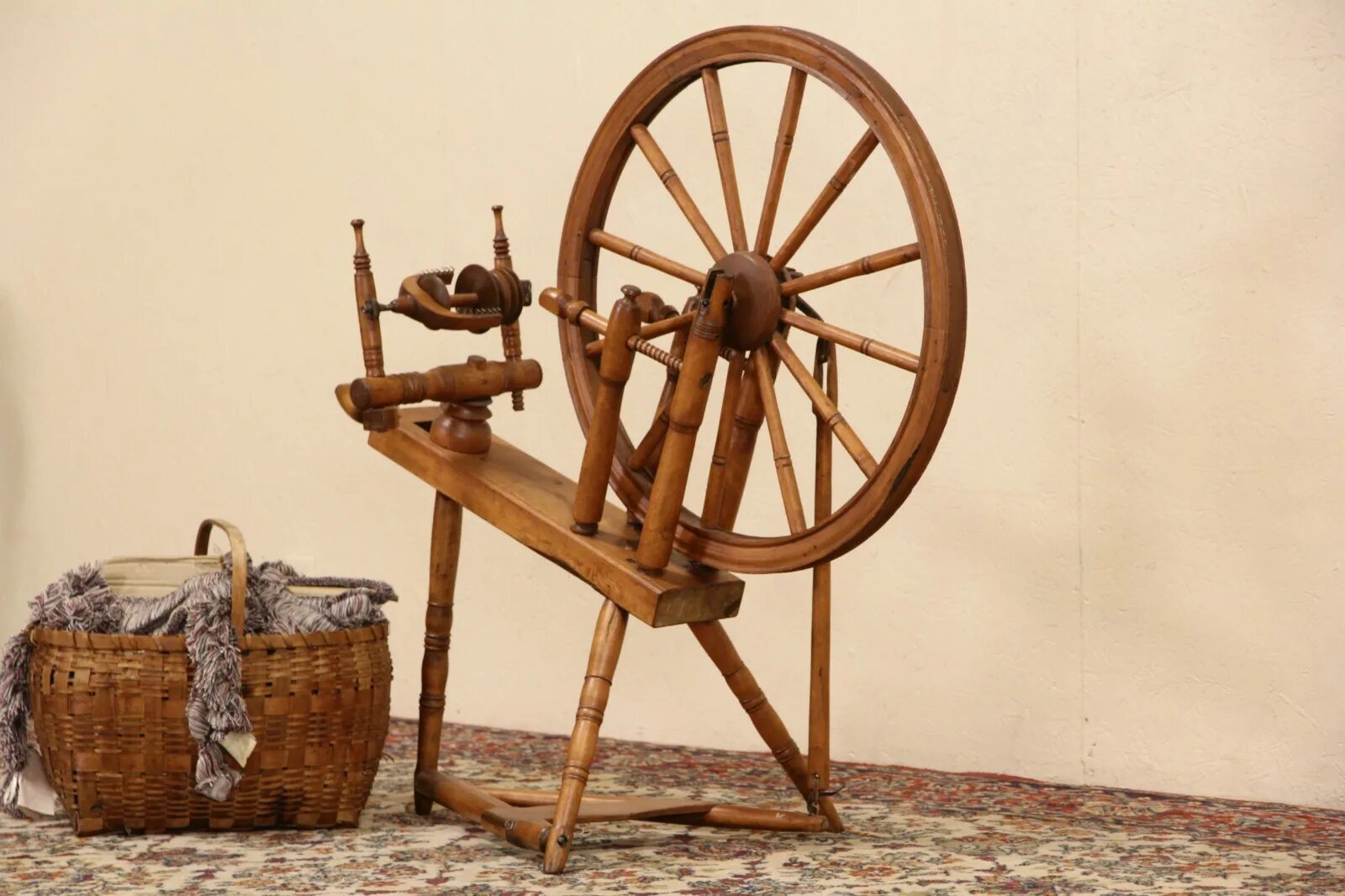 Прялка деревянная фото Maple Spinning Wheel, late 1800's