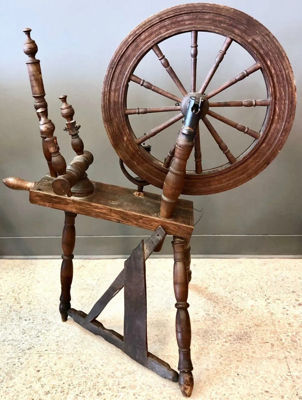 Прялка деревянная с колесом фото Sold at Auction: Antique Treadle Spinning Wheel