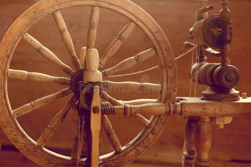 Прялка деревянная с колесом цена фото Oldfashioned Wooden Distaff, Spindle, Spinning Wheel Stock Image - Image of yarn