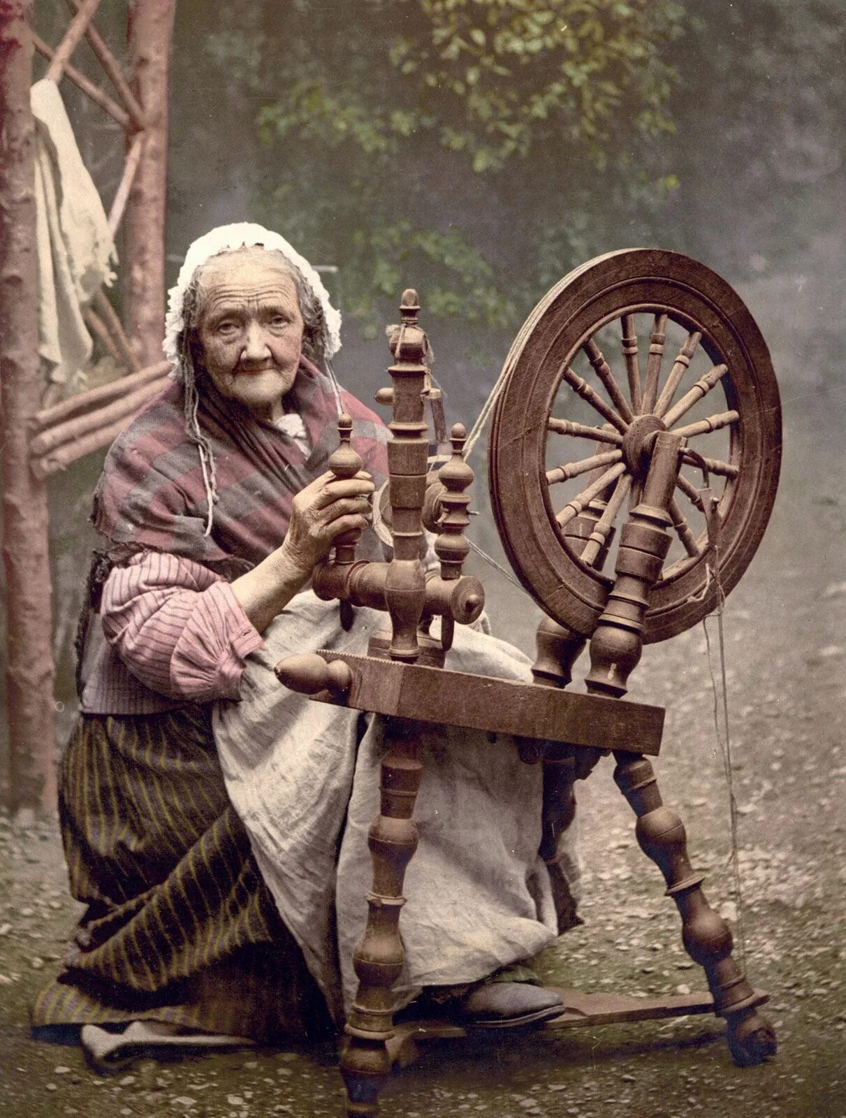 Прялка деревянная старинная с веретеном фото Spinning wheel Hand-spinning, Wool, Yarn Britannica